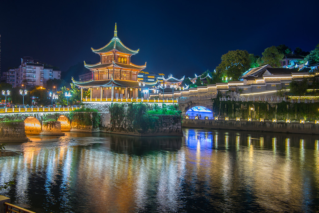 以河中一块巨石为基,此楼距今已110年历史,成了贵阳的一张名片? 澳门皇冠