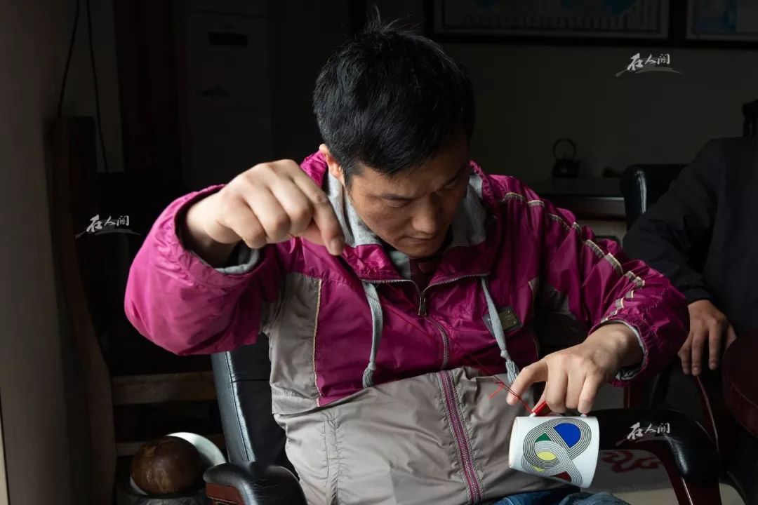 王银达之前花1000多元买了一个爱马仕的马克杯,现在把柄出现了裂缝,他自己动手用红线将把柄包起来接着用。