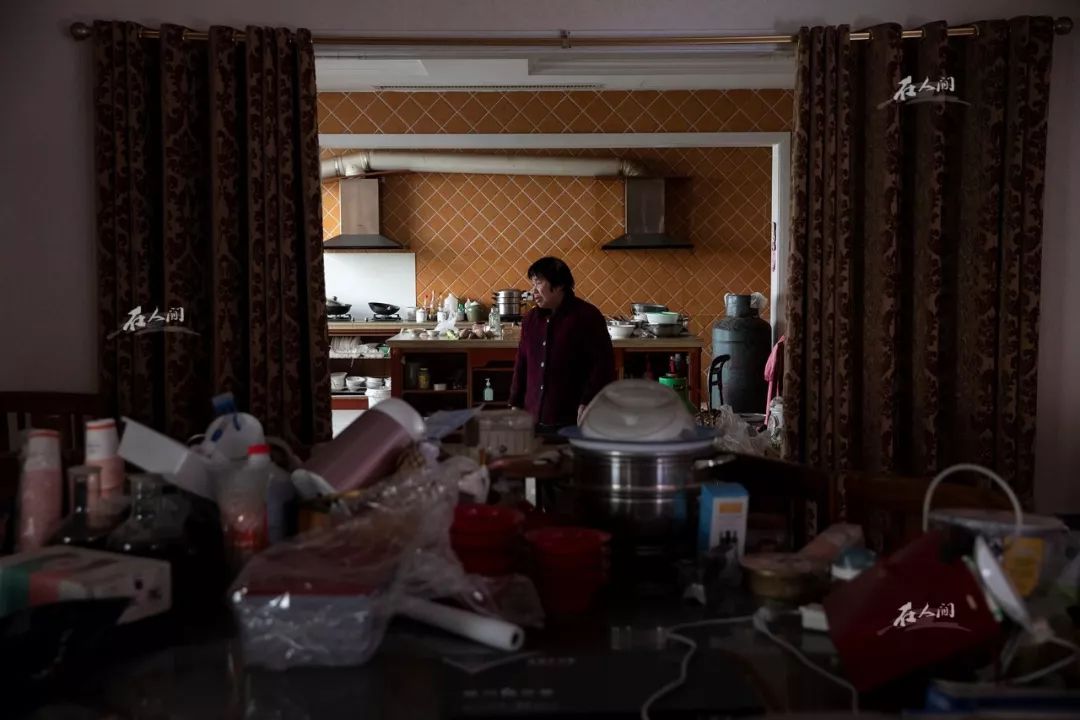 腿脚不便的王母忙上忙下收拾东西,想把能用的物品带走