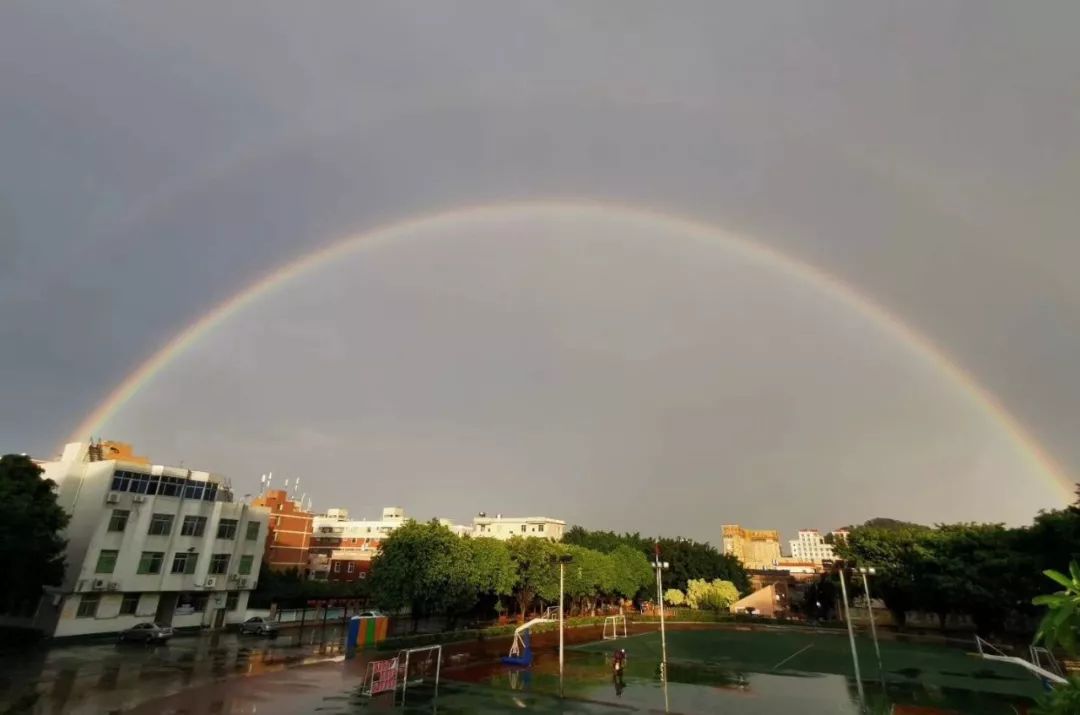 俗话说 "不经历风雨怎能见彩虹" 本君搜集了朋友圈拍的彩虹照片 让