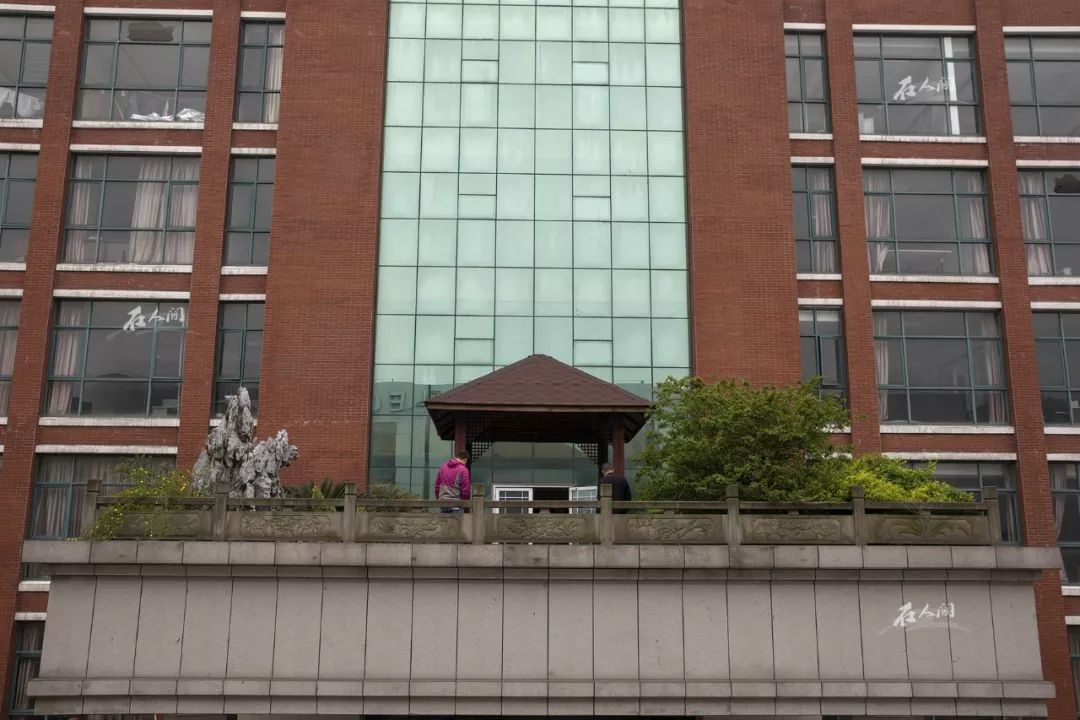 达能集团办公楼的二楼有一个小花园,里面建了亭子和假山,仅小花园的装修就花了几百万。如今,二楼副总经理办公桌上积了厚厚一层灰。现在整个办公楼空空荡荡,有些窗玻璃已碎。