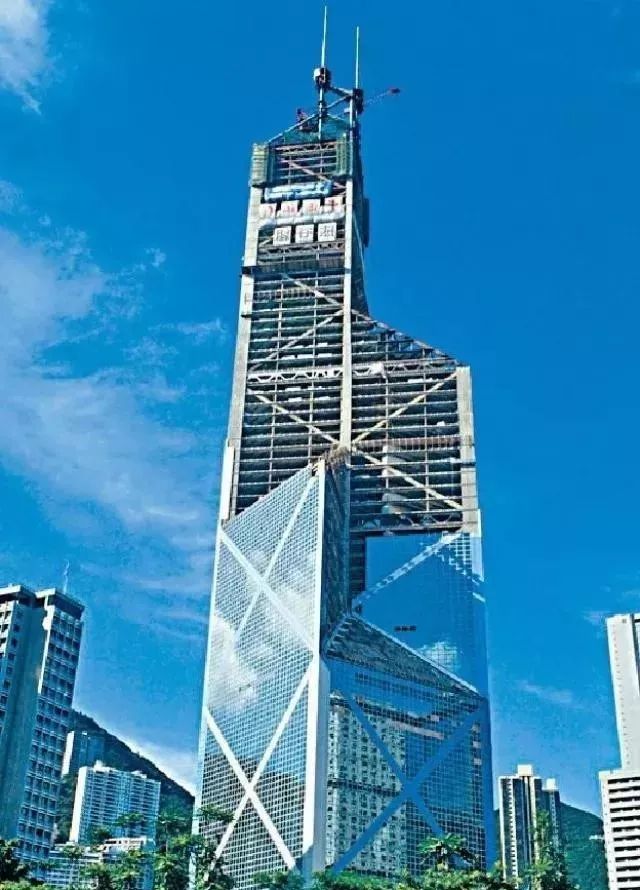 建设中的中银大厦 图/香港头条日报他提议贝礼中把四组三棱柱,顶部呈