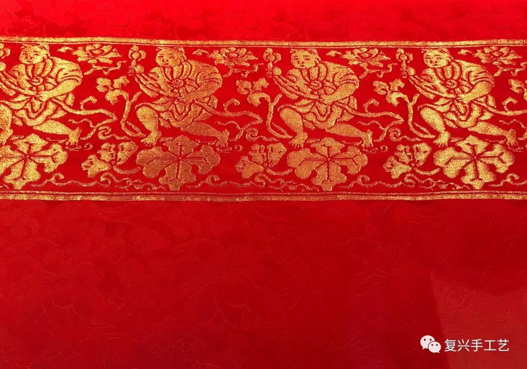 细看螺钿的织法和片金锦有点像,将煮软的螺钿片黏