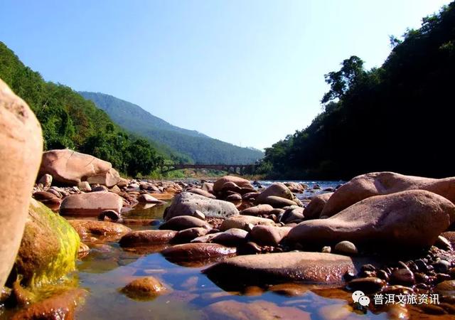 解衣步入小黑江 泡于水中清凉无比_普洱