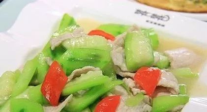 丝瓜炒肉片 32元/份