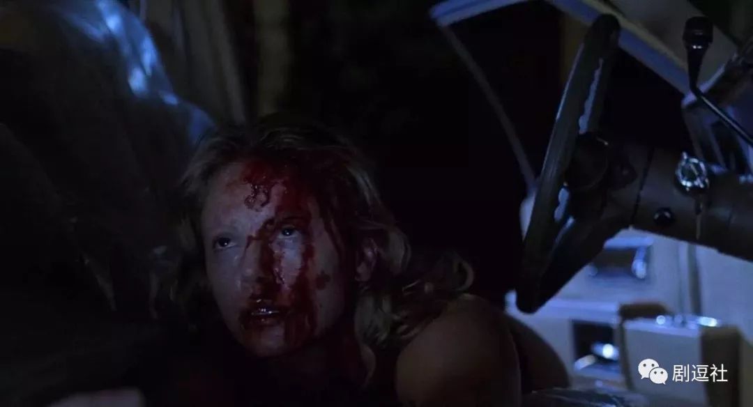 在一次性服务中,变态的嫖客对她施暴,这让从小就遭受暴力虐待的艾琳彻