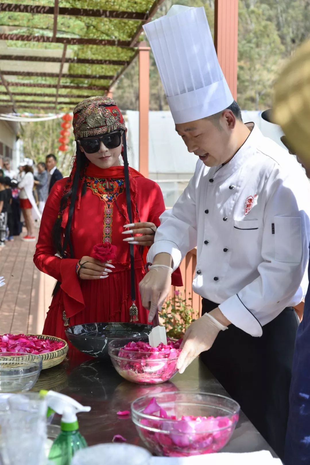 来看看女神和吃花吧~ 杨丽萍将和潘祥记制饼大师一起,把鲜花做成人间