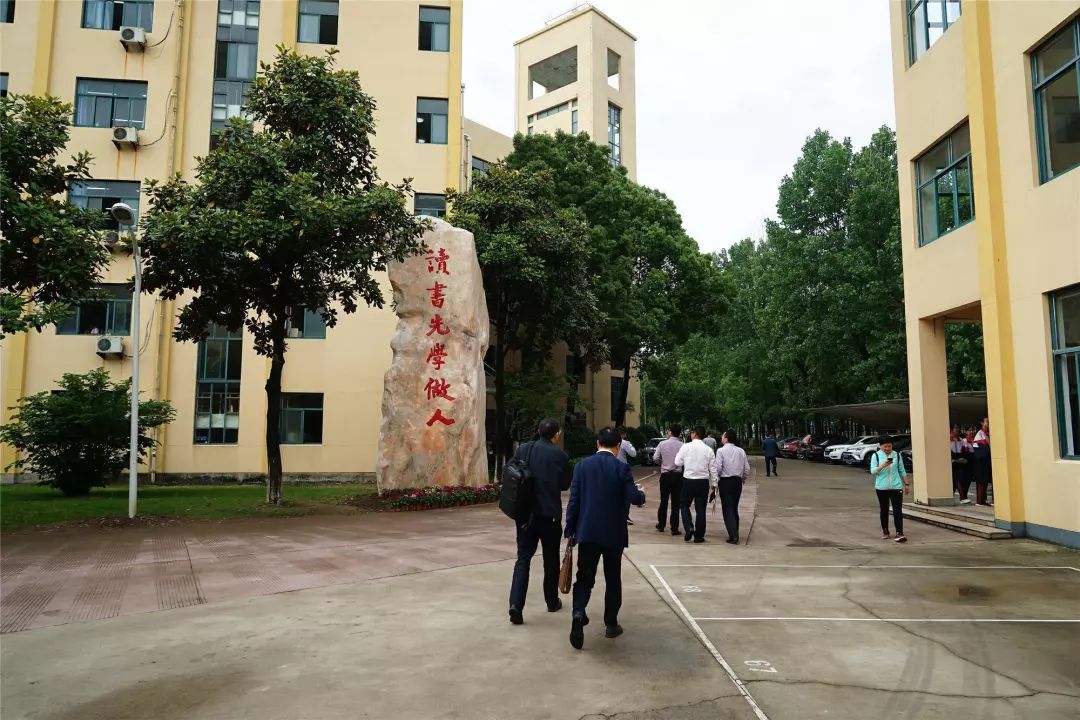 慈溪市初中深化课程改革交流推进会在育才中学顺利召开