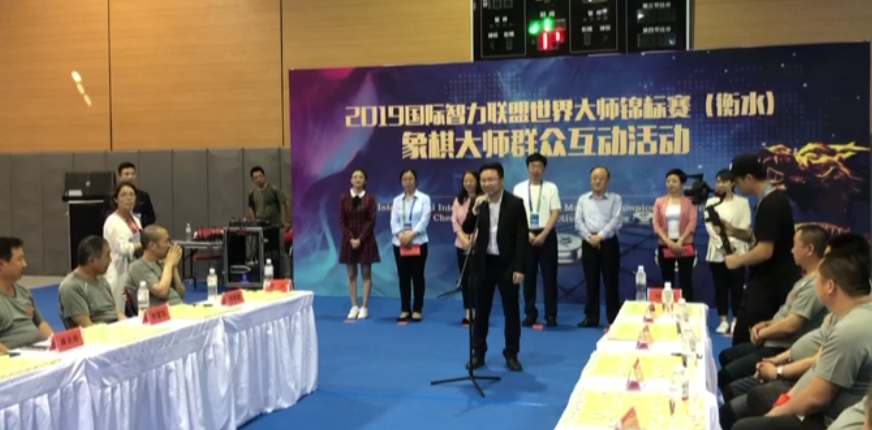 唐丹与郑惟桐以棋会友 多面打指导衡水象棋爱好者