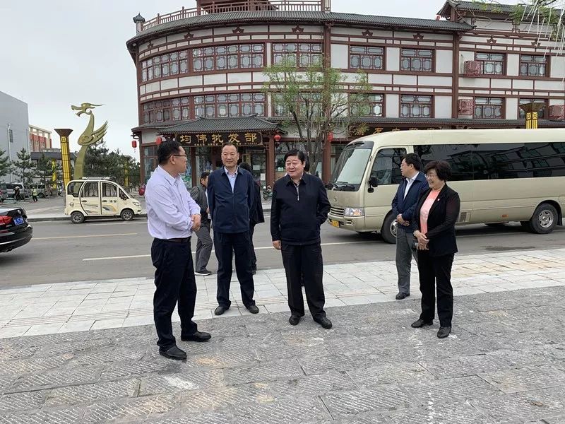 龙山动态市人大常委会副主任郑加贵一行在龙山镇调研城市精细化管理和