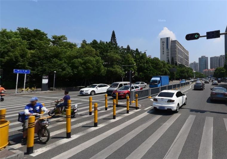 事发路口过街安全岛疑设计面积太小(图片来源:百度地图)