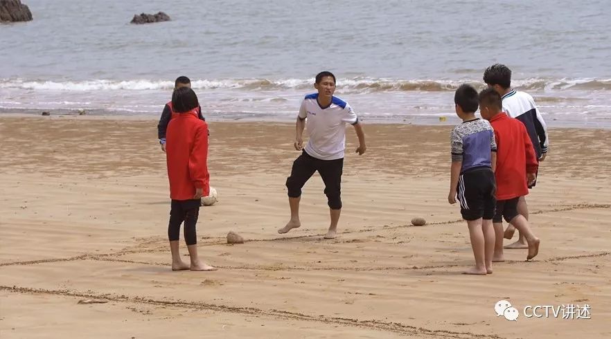 陈龙强在沙滩上教学