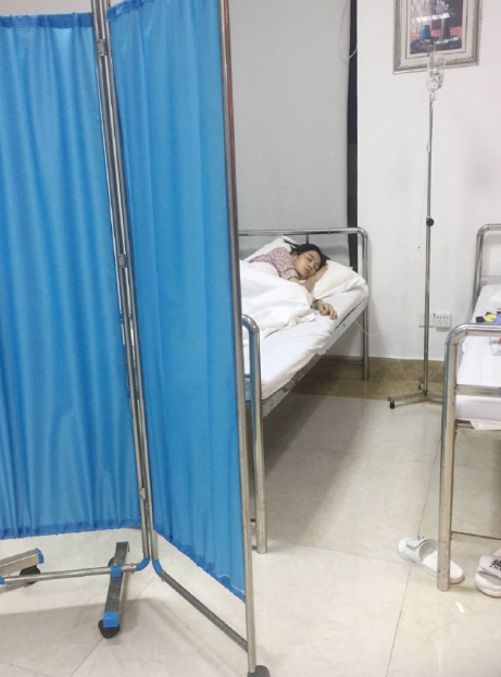 5月17日晚,有网友爆料"纯妃"王媛可一脸憔悴地躺在病床上打点滴的照片