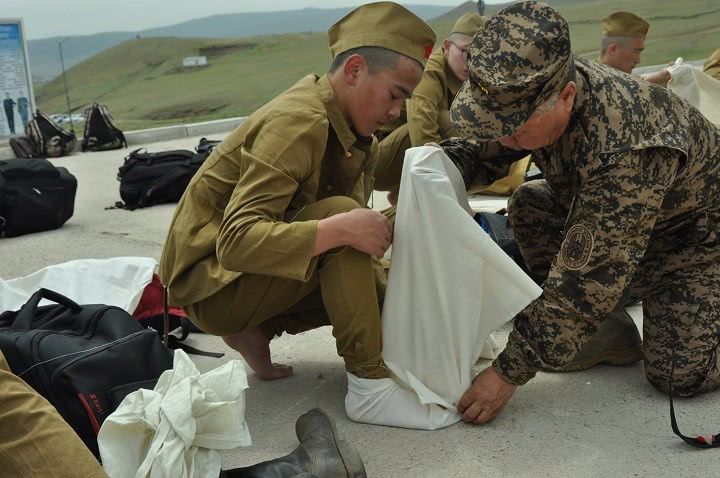蒙古人民军新兵进入部队后要学习很多新东西,其中如何使用裹脚布就要
