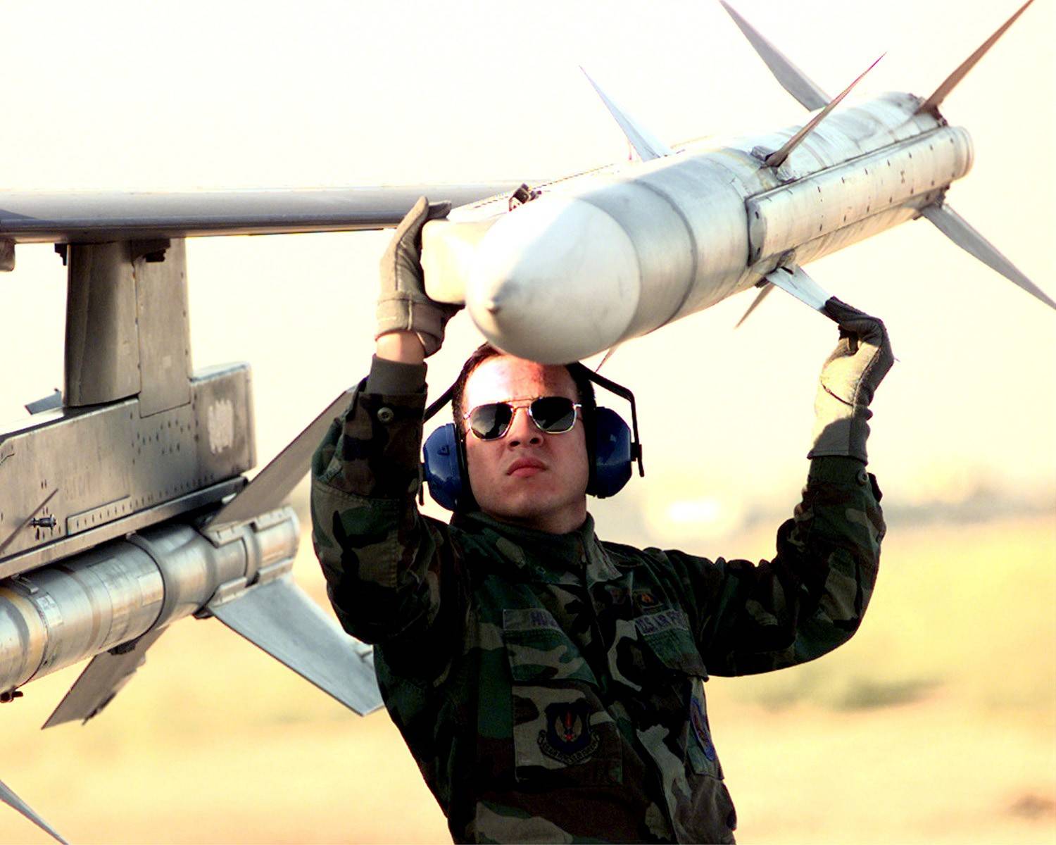图——一枚aim-120防空导弹安装在一架f-16战隼的翼尖发射器上