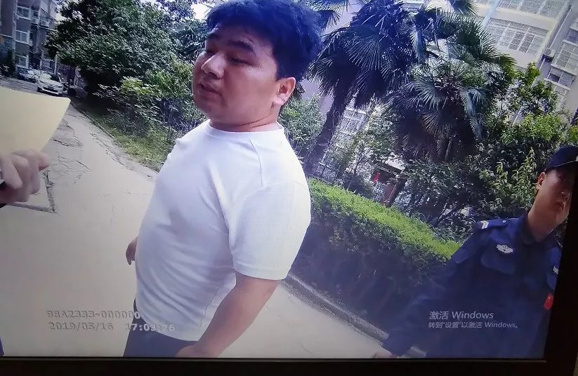3岁男童身卡阳台命悬一线!阜城男子刘明亮来了 五月香婷婷俺也去,俺也