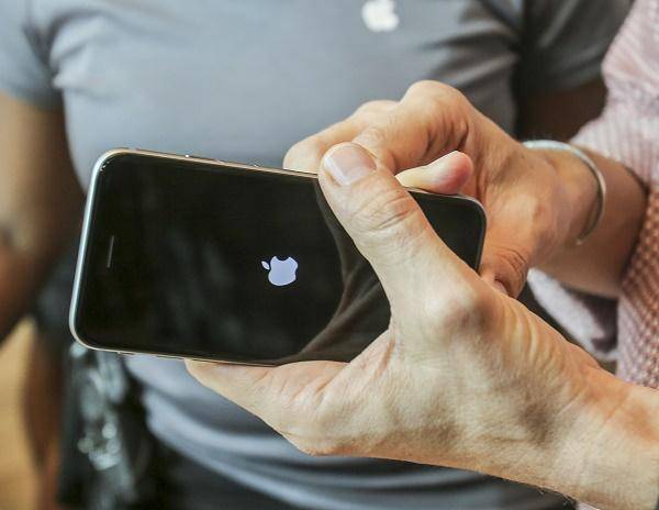 苹果最新专利曝光,未来iPhone将使用屏幕指纹解锁 pp王者电子游戏