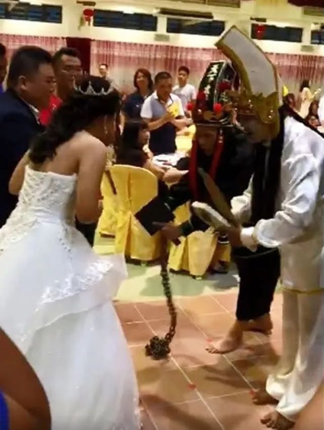 这对新人邀请"黑白无常"喝喜酒,婚礼秒变鬼片!