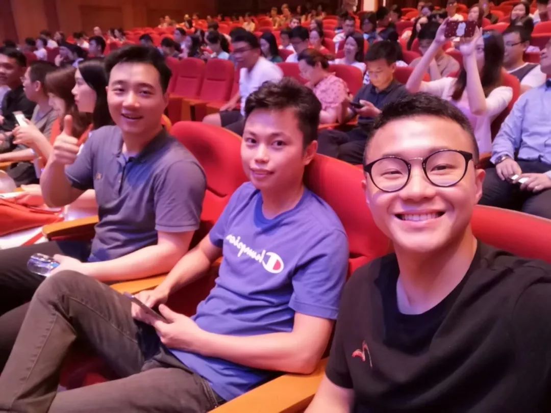 观影后会员们纷纷表示现场效果非常震撼,裸眼3d效果很炫,科幻感和