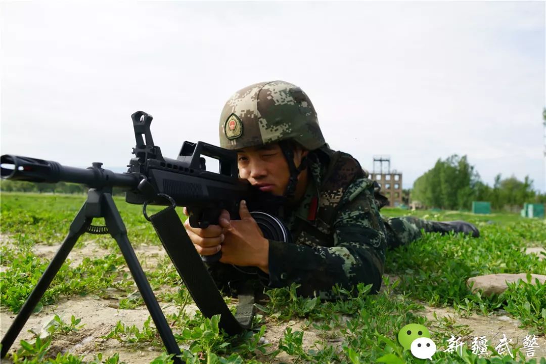 这双手的主人是轻机枪手阳志伟精武之路处处坎坷,实现特战梦更是遍地