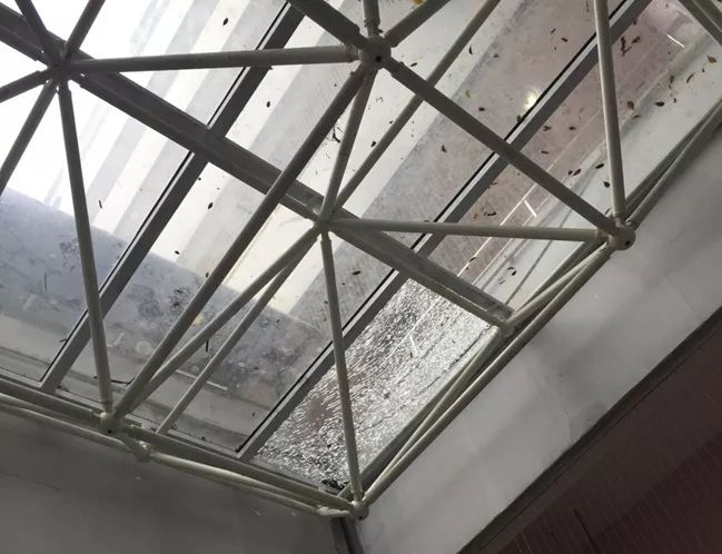 近年来我经历过2例建筑中庭天幕玻璃破裂事件,其中1例是疑似高空坠物