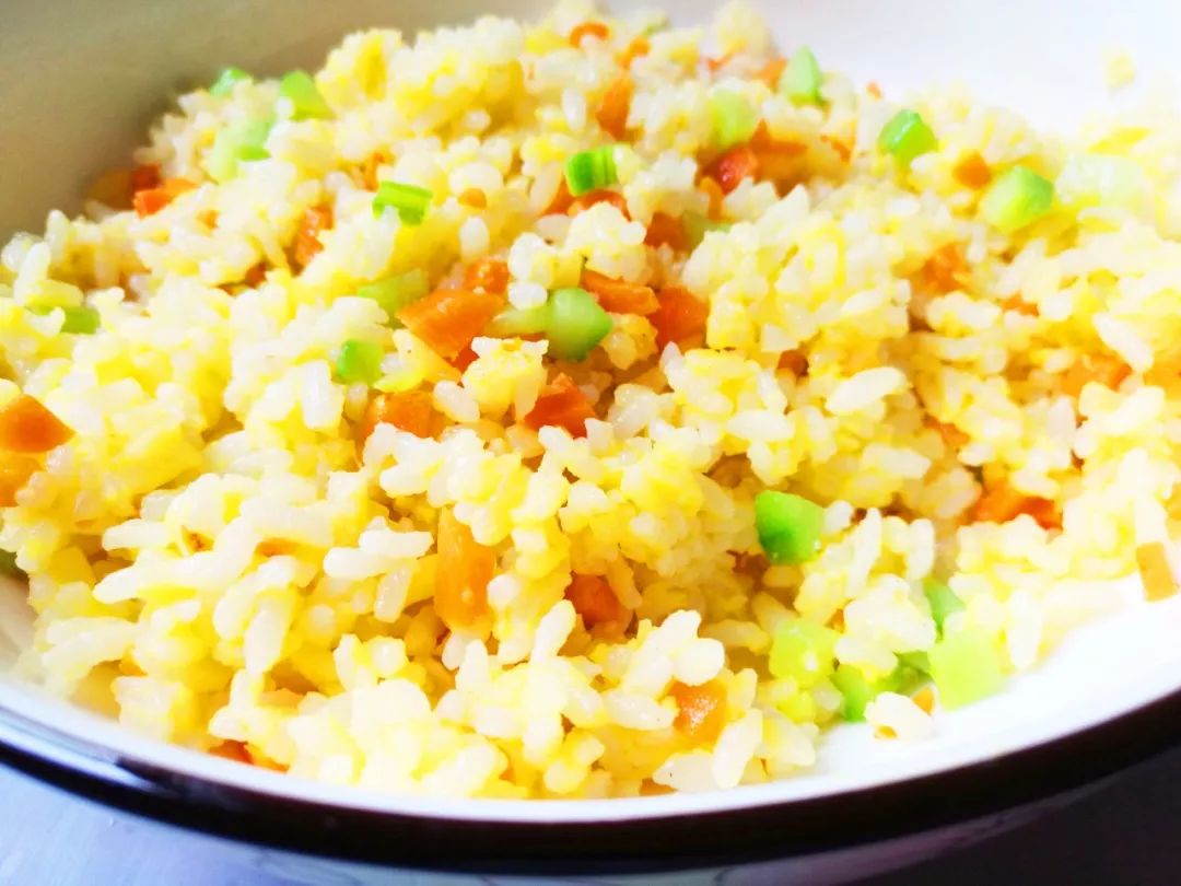 到底是蛋炒饭还是饭炒蛋,爸爸妈妈炒的桂花饭就算是饭炒蛋吧.
