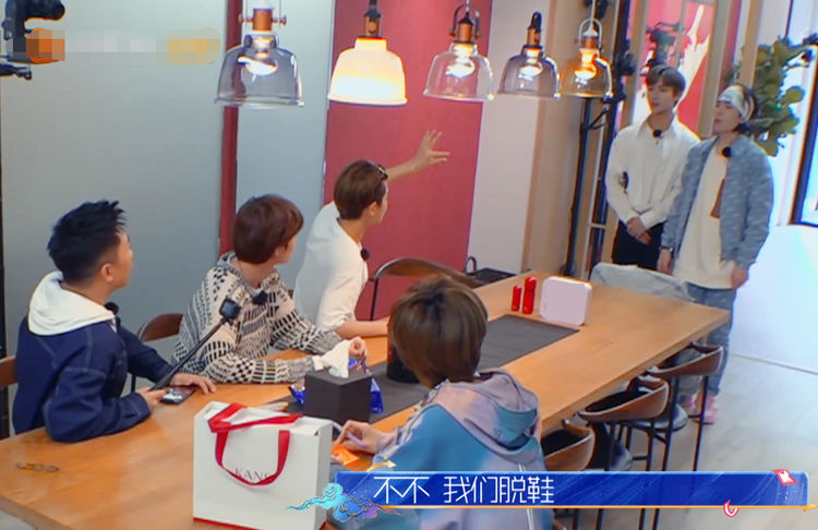 萧敬腾怀疑乐华七子身高现场脱鞋比较黄明昊坦言自己报高了