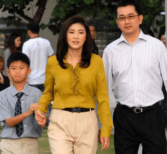 为了从政,英拉没有真正的结婚,不过生活中她还是有个神仙眷侣阿努索的