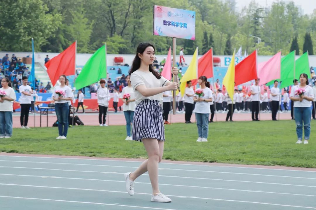 举牌女神!今天我只想看大连理工大学最靓的小姐姐!