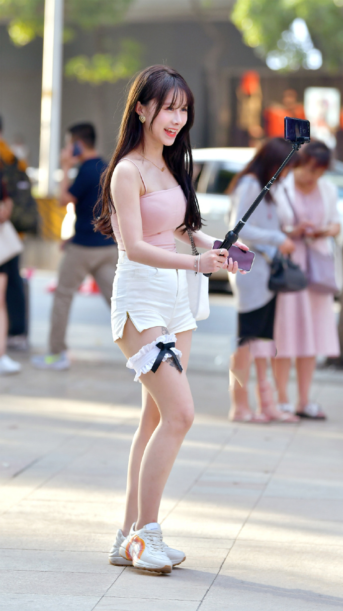 街头直播的小姐姐穿粉色吊带搭配热裤人美身材还很好