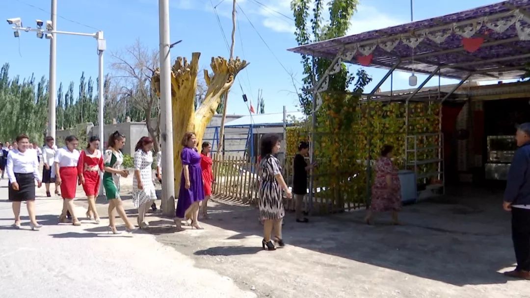 【脱贫攻坚总攻势】学先进,找差距,促赶超,岳普湖县乡村庭院焕新颜