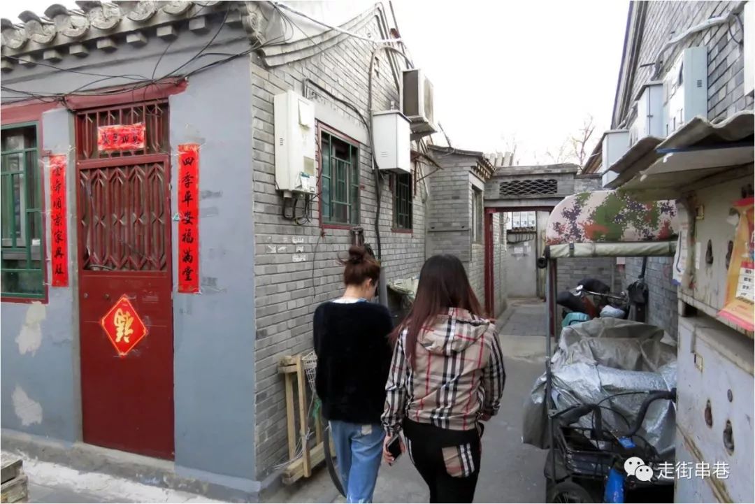 上联:新春纳福雀登梅,北京东城区东四七条79号下联:喜气盈门添富康.