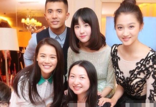 原创关晓彤马思纯罕见再同框!亲密搂胳膊却遭网友吐槽像挟持?