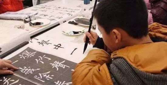 【菁喜】老师建议家长:学生假期可练书法,缓解疲劳提高成绩
