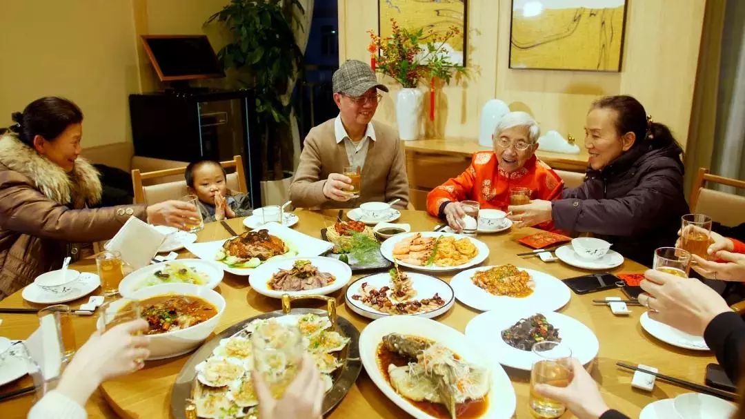 你上次陪父母吃饭是什么时候?重庆街头路人都这样回答.