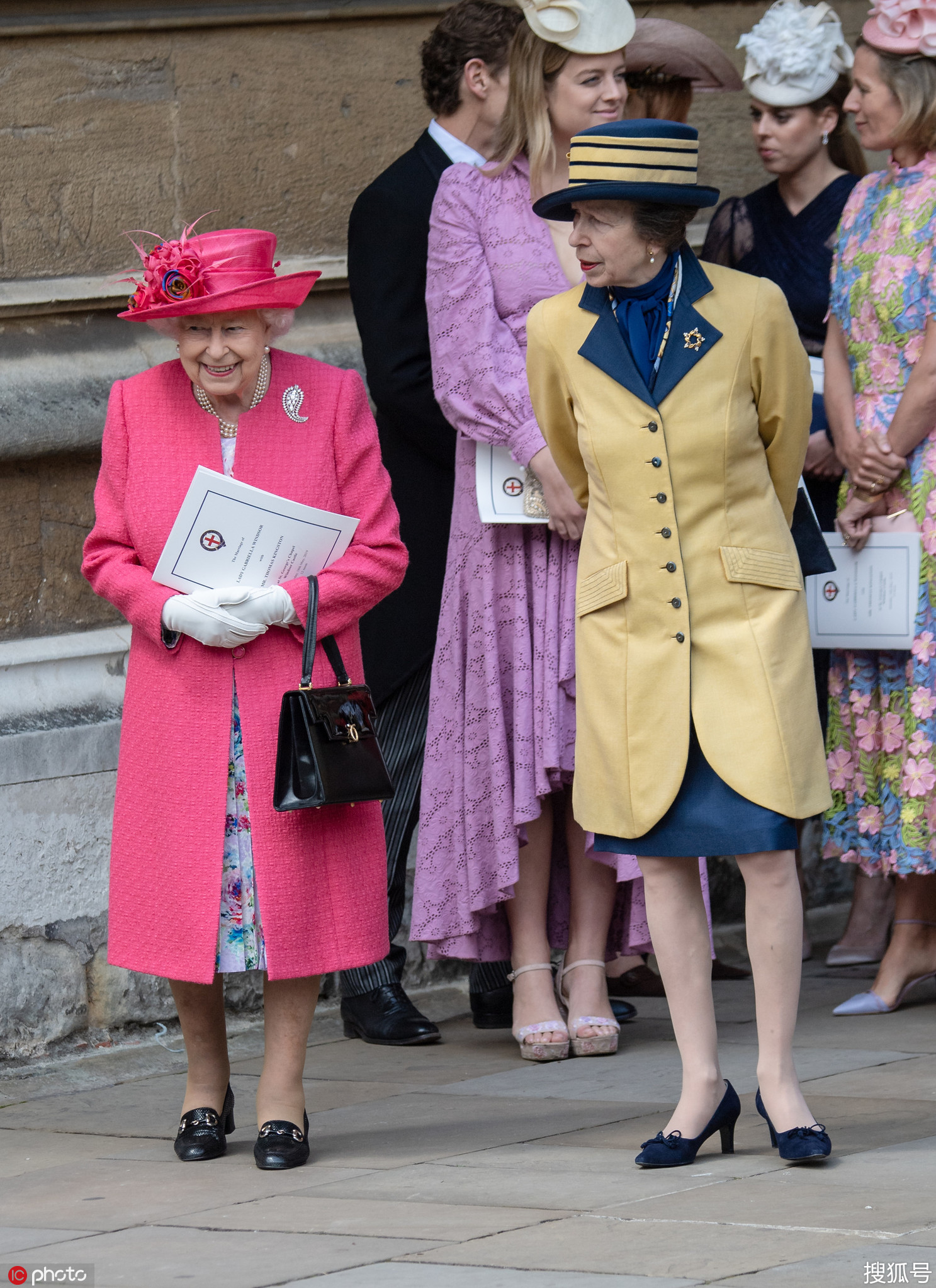 英国女王出席侄女婚礼 桃红色套装比新娘更吸睛