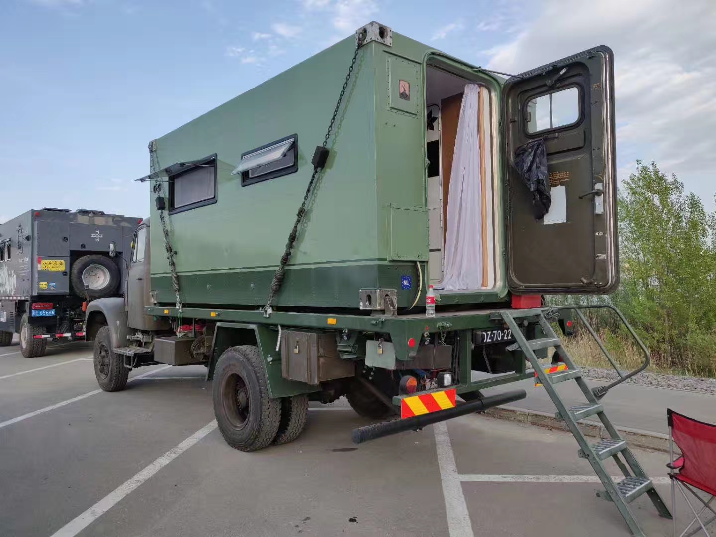 荷兰夫妇57年老卡车改房车,从欧洲大陆自驾游中国