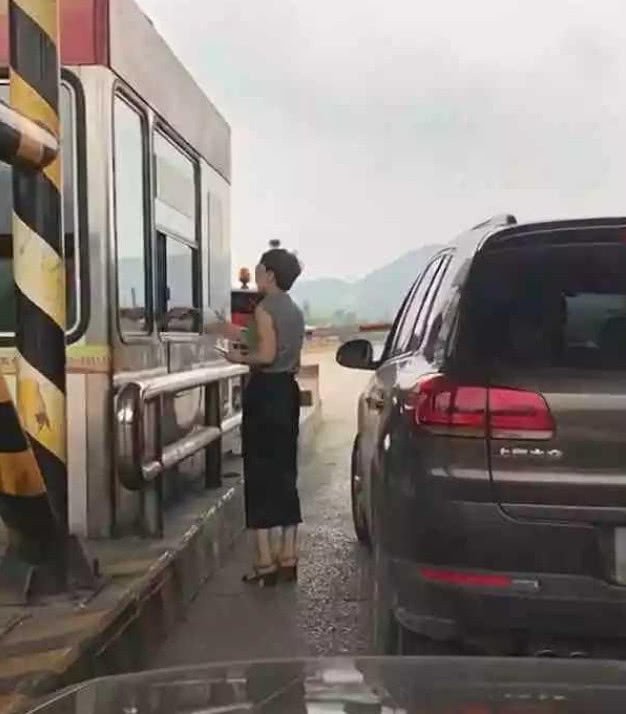 收费站可以下车取卡吗 22dcd7c2c945440c8bd47b51c9123659.jpeg