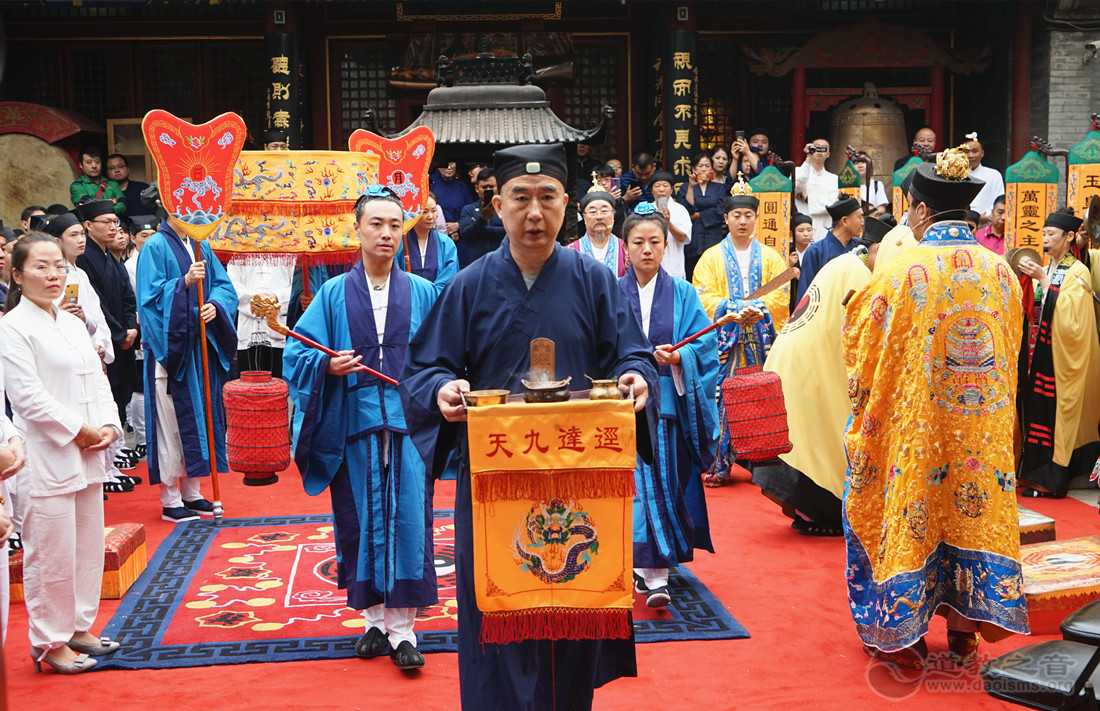 齐鸣,高功法师带领两班经师唪经演礼,拈香礼神,以召瑞鹤降临;执简朝真