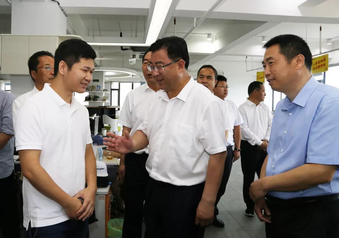 郭鹤立书记慰问了临夏州商务局主办的电商致富带头人培训班的学员