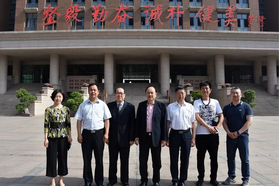 实验室,校友题词长廊,对我校卓越的办学成绩和先进的硬件设施赞不绝口