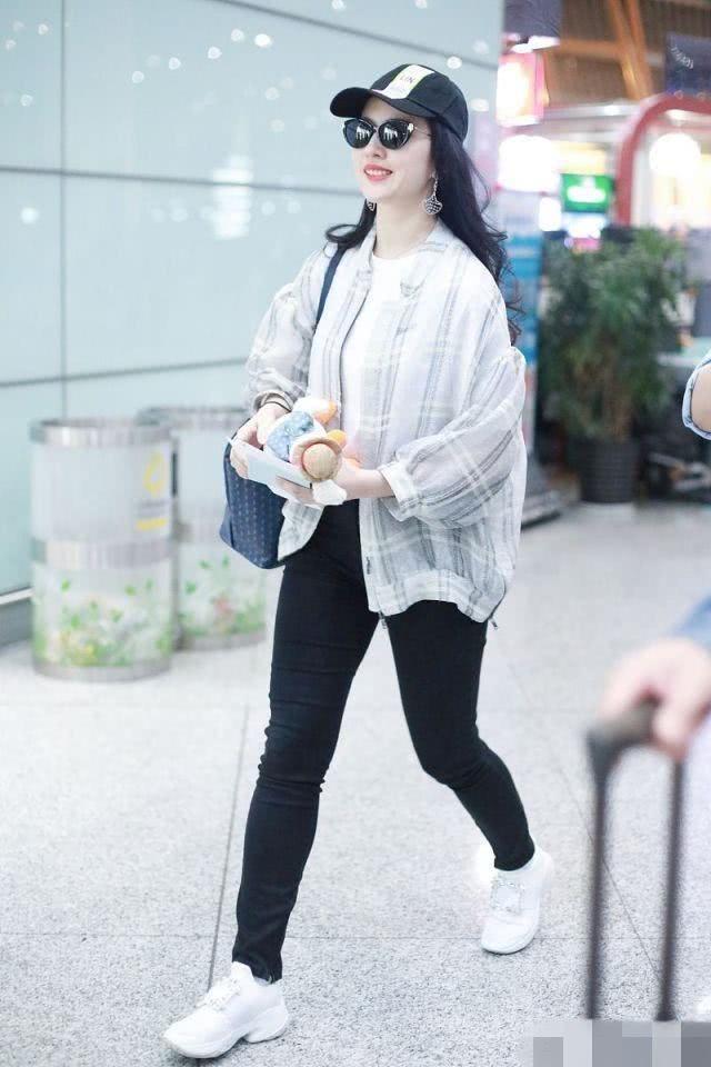 女人可以胖但不能输在穿衣搭配上,看刘亦菲的穿搭超美的! 乐虎国际注册账号