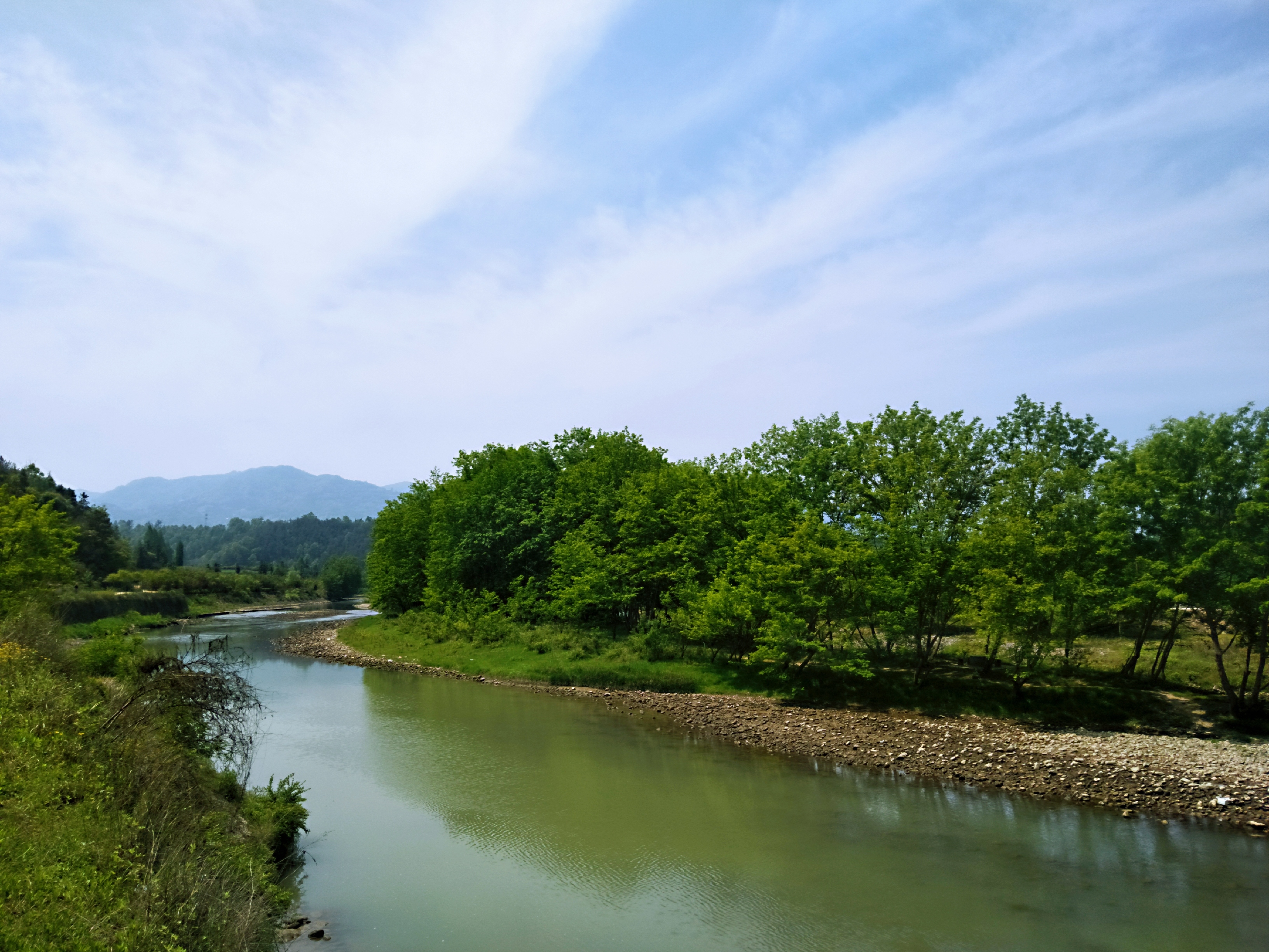 沿着汉中南郑区冷水河另一岸骑行别有一番洞天