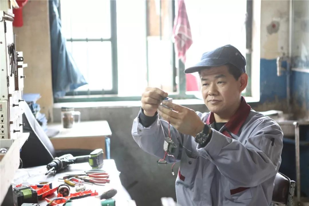 用一门手艺赢得国家级荣誉!这个聋哑人的故事,远比想象更精彩! 百家乐app