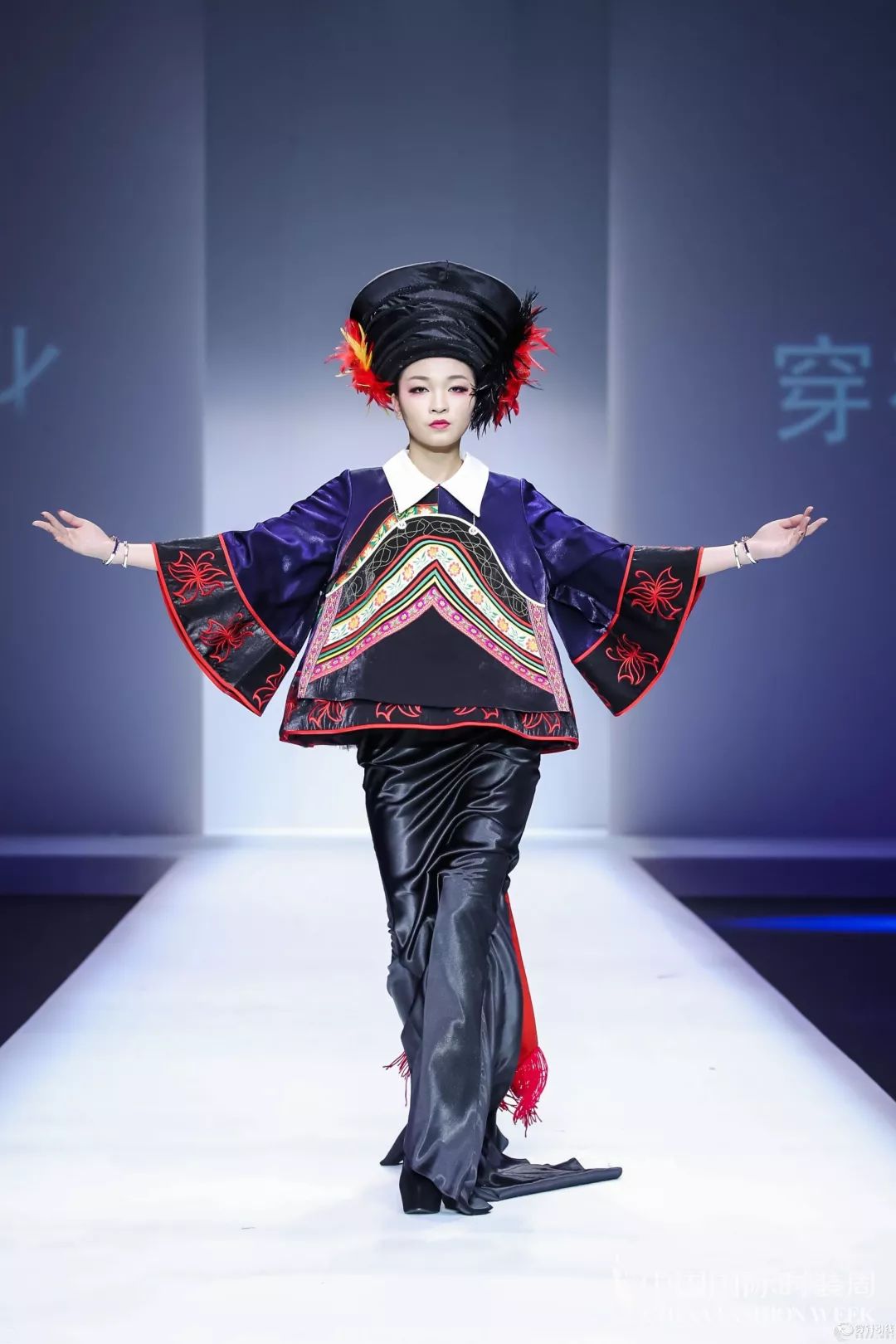 苗族服装设计师张珂嘉的传奇,国内众多品牌效仿的标杆