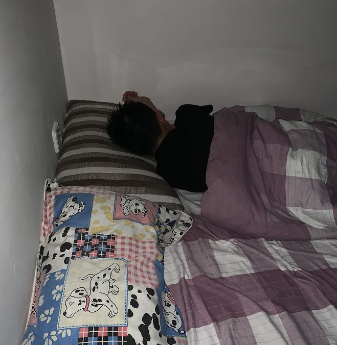 贴心的吴方芳就在小床旁边的沙发上陪着睡了一晚