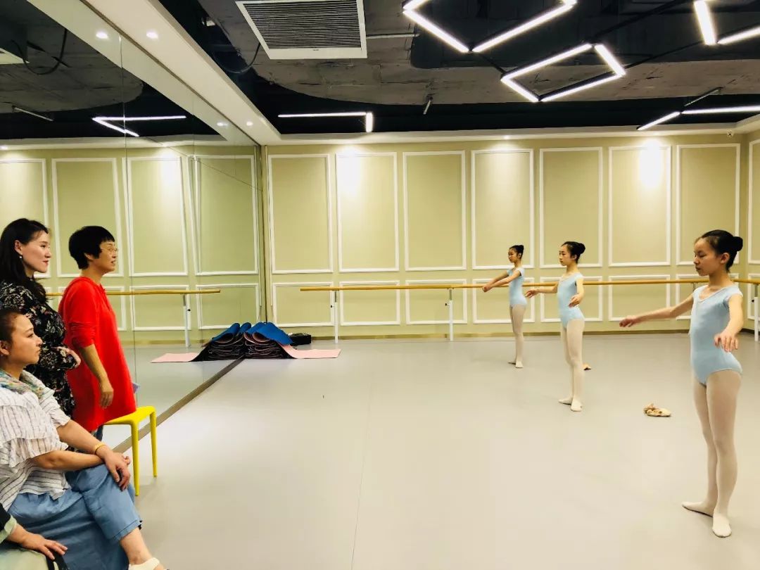 北京舞蹈学院专家莅临乐怡舞蹈,给学员们专业指导意见