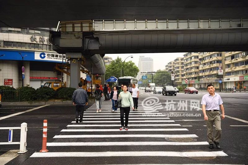 地面道路被画上了人行横道