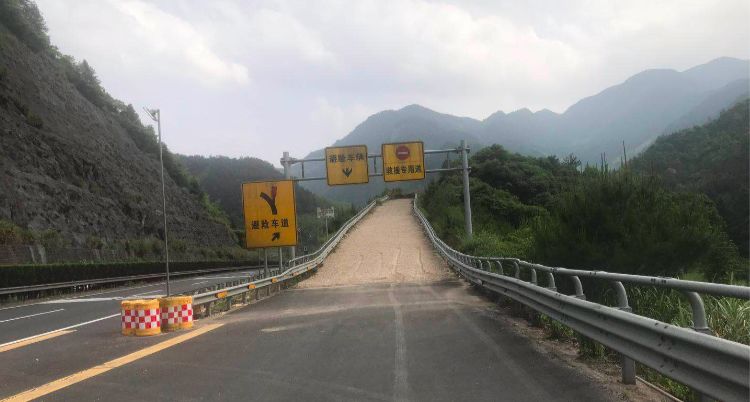 高速交警提醒高速公路上避险车道是用来给刹车失灵的车辆应急避险的