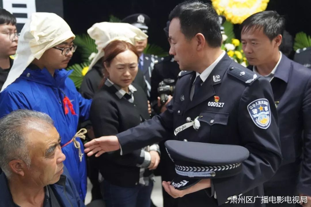 泪别英雄民警李兴景遗体告别仪式于5月18日晚8时举行